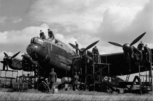 Avro Lancaster Mark I receives an engine overhaul at RAF Scampton during WWII. © IWM (CH 6428)